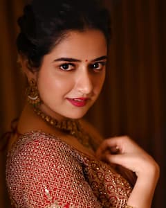 చీర కట్టులో అమిగోస్ భామ- బ్యూటీఫుల్ లుక్స్ తో మెస్మరైజ్