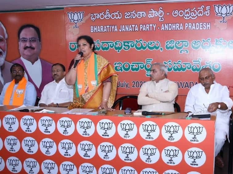 AP BJP leaders meeting conducted in vijayawada chaired by Purandeshwari Purandeswari: ప్రతి కార్యకర్త సహకారం వల్లే పార్టీ బలోపేతం సాధ్యం - బీజేపీ నేతల సమావేశంలో పురంధేశ్వరి