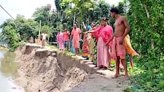 রায়ডাক নদীর পাড় ভাঙ্গনে আতঙ্কে গ্রামবাসীরা