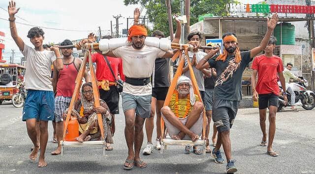 एक युवक आज के जमाने का श्रवण कुमार बन अपने माता पिता को कांवड़ में बिठाकर महादेव के दर्शन के लिए जा रहा है.