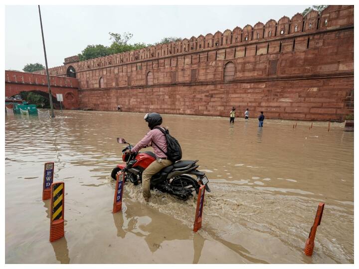 दिल्ली में यमुना नदी का जलस्तर इतना बढ़ गया कि लाल किले तक पहुंच गई है. इस बीच लाल किले की पुरानी फोटो सोशल मीडिया पर वायरल हो रही है जब यमुना किले के पास बहती नजर आ रही है.