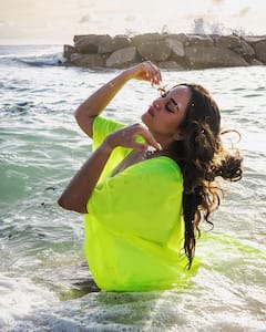 Sonakshi Sinha: సముద్రంలో తడిసి ముద్దవుతున్న సోనాక్షి సిన్హా