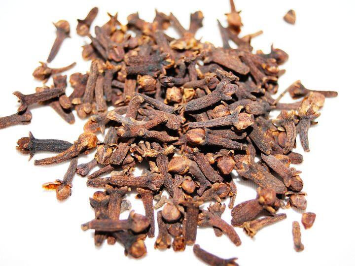 दरअसल, हम बात कर रहे हैं एक ऐसे मसाले की खेती की जो हर तरह की सब्जी में इस्तेमाल किया जाता है. हालांकि, ये महंगा बिकता है और भारत में कुछ ही इलाकों में इसकी खेती होती है. आपको बता दें हम बात कर रहे हैं लौंग की.