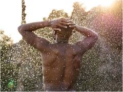 बारिश में दौड़ने पर ज्यादा भीगते हैं या फिर एक जगह खड़े रहने पर? जवाब हैरान कर देने वाला है