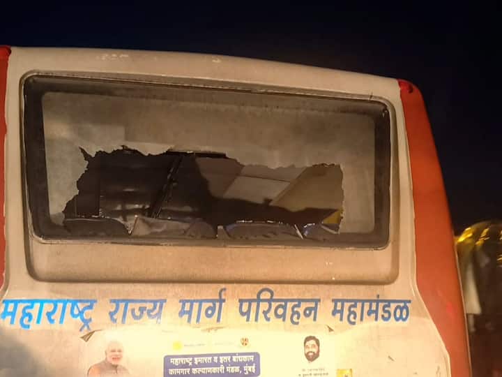 राष्ट्रीय महामार्गावरील सर्विस रोडच्या बाजूला उभ्या असलेल्या तरुणाला भरधाव आलेल्या एसटी बसनं चिरडून अक्षरशः फरफटत नेलं.