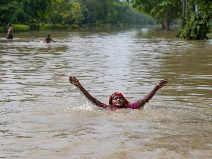 Monsoon Weather Update:  અડધાથી વધુ ભારત વરસાદ અને પૂરનો સામનો કરી રહ્યું છે. દેશભરની આ તસવીરો ઘણી ડરામણી છે.