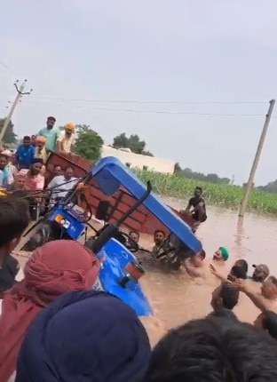 Punjab Floods : ਹੜ੍ਹਾਂ ਪੀੜਤਾਂ ਲਈ ਰਾਹਤ ਸਮੱਗਰੀ ਲੈ ਕੇ ਜਾ ਰਹੀ ਟਰੈਕਟਰ-ਟਰਾਲੀ ਪਾਣੀ ‘ਚ ਪਲਟੇ, ਰੁੜਿਆ ਖਾਣ-ਪੀਣ ਦਾ ਸਾਰਾ ਸਮਾਨ