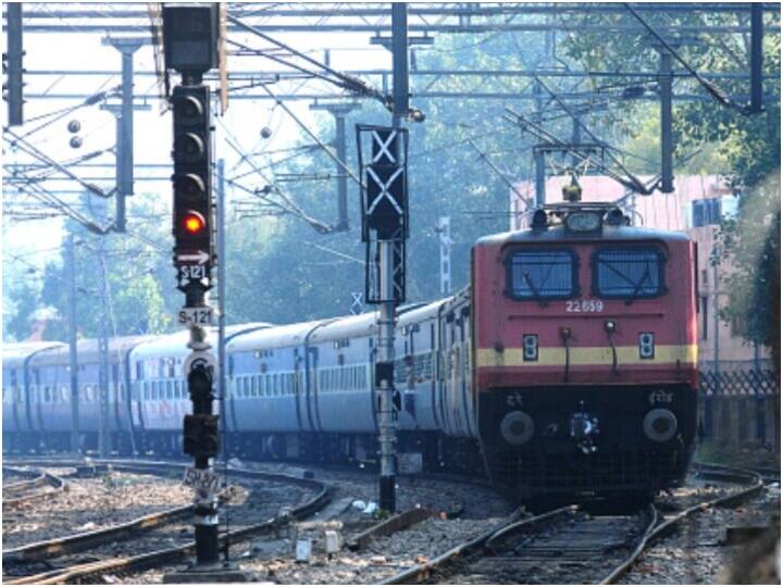 ऐसे में अगर कोई गलत तरीके से टिकट बेचता है तो उन पर रेलवे पुलिस की ओर से कार्रवाई की जा सकती है.