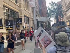 హాలీవుడ్ స్టార్స్ సమ్మె ర్యాలీలో ‘RRR’ పోస్టర్- నెట్టింట్లో వైరల్