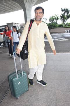 कुर्ता पायजामा पहन पत्नी मृदुला और बेटी आशी के साथ एयरपोर्ट पहुंचे Pankaj Tripathi, सादगी पर फिदा हुए फैंस