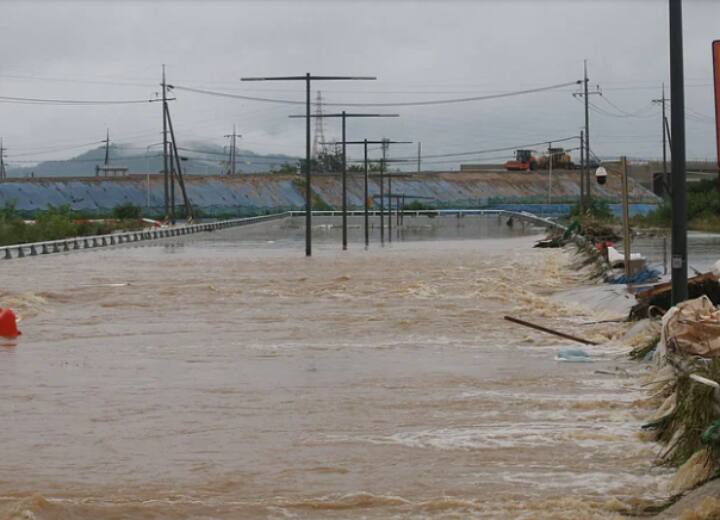 Situation uncontrollable due to heavy rains and floods in South Korea 31 people died, dozens missing South Korea Floods: दक्षिण कोरिया में भारी बारिश और बाढ़ के कारण हालात हुए बेकाबू, 31 लोगों की मौत, दर्जनों लापता