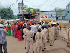 पैदल यात्रा कर महिलाएं पहुंचीं सीएम हाउस, इन मांगों को लेकर मुख्यमंत्री के नाम सौंपा ज्ञापन