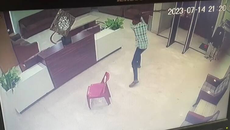 Attack on this well-known prince hotel of Bhuj, incident of vandalism captured in Cctv BhuJ  News : ભૂજની આ જાણીતી હોટલ પર હુમલો, તોડફોડની ઘટના Cctvમાં કેદ