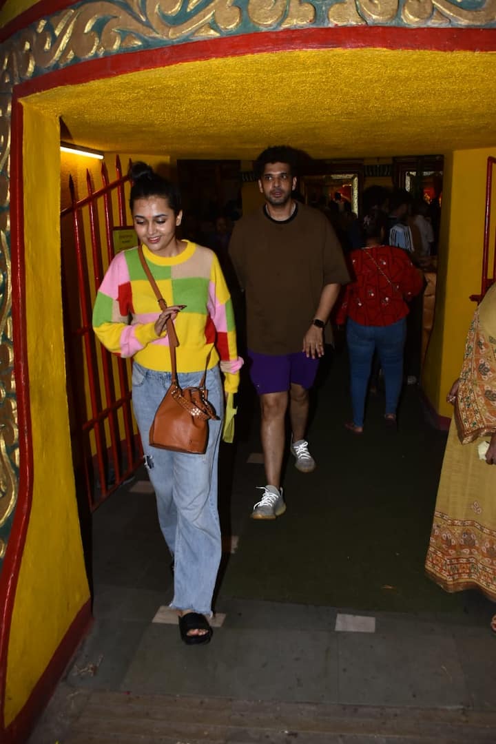 अब हाल ही में दोनों को जुहू स्थित मंदिर में स्पॉट किया गया.