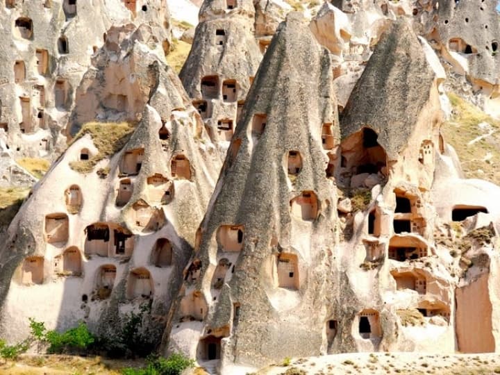 यह विचित्र घर तुर्की में स्थित है. यह खास है क्योंकि इसे ज्वालामुखी के लावा से बनाया गया है. वैज्ञानिकों के अनुसार, लाखों साल पहले इस क्षेत्र में एक ज्वालामुखी विस्फोट हुआ था और उसकी राख सारे क्षेत्र में फैल गई. इसके परिणामस्वरूप, उच्च पहाड़ भी बन गए और लोगों ने इन पहाड़ों पर अपने घर बना लिए.