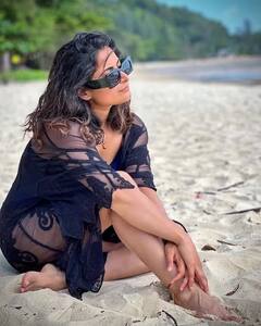 Pics: પતિ સાથે થાઇલેન્ડમાં મસ્તી કરી રહી છે 'ગુમ હૈ કિસી કે પ્યાર મે' ફેમ ઐશ્વર્યા શર્મા, બ્લૂ મોનોકનીમાં આપ્યા કિલર પૉઝ