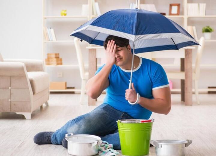 ਨਮੀ ਕਾਰਨ ਘਰ 'ਚ ਕਈ ਬੈਕਟੀਰੀਆ ਵੀ ਪੈਦਾ ਹੋ ਜਾਂਦੇ ਹਨ, ਜੋ ਸਿਹਤ ਲਈ ਖਤਰਨਾਕ ਹੁੰਦੇ ਹਨ। ਗਿੱਲਾ ਹੋਣਾ ਘਰ ਦੀ ਮਜ਼ਬੂਤੀ ਨੂੰ ਵੀ ਨੁਕਸਾਨ ਪਹੁੰਚਾਉਂਦਾ ਹੈ। ਇਸ ਸਮੇਂ ਭਾਰਤ ਦੇ ਵਿੱਚ ਵੀ ਖੂਬ ਮੀਂਹ ਪੈ ਰਹੇ ਹਨ। ਜਿਸ ਕਰਕੇ ਲੋਕਾਂ ਵੀ ਘਰ 'ਚ ਆਈ ਨਮੀ ਤੋਂ ਦੁੱਖੀ ਹਨ। ਤੁਹਾਨੂੰ ਇਹ ਜਾਣ ਕੇ ਹੈਰਾਨੀ ਹੋਵੇਗੀ ਕਿ ਘਰੇਲੂ ਨੁਸਖਿਆਂ ਨੂੰ ਅਪਣਾ ਕੇ ਨਮੀ ਦੀ ਸਮੱਸਿਆ ਤੋਂ ਛੁਟਕਾਰਾ ਪਾਇਆ ਜਾ ਸਕਦਾ ਹੈ।