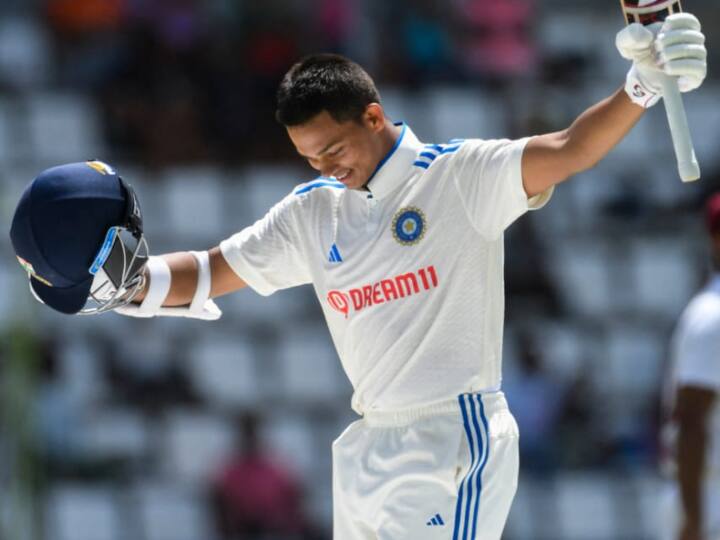 Yashasvi Jaiswal's father opened he make video call to him in late and cried in front of him after his century in debut match Yashasvi Jaiswal: देर पिता को वीडियो कॉल करके रोए यशस्वी जयासवाल, पढ़ें इमोशनल मोमेंट में क्या हुई बात