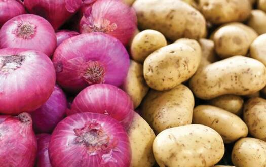 फ्रिजमध्ये अर्धा चिरलेला कांदा किंवा बटाटा मुळीच ठेऊ नका. शक्यतो कांदे-बटाटे बाहेर  हवेशीर जागी साठवून ठेवा.