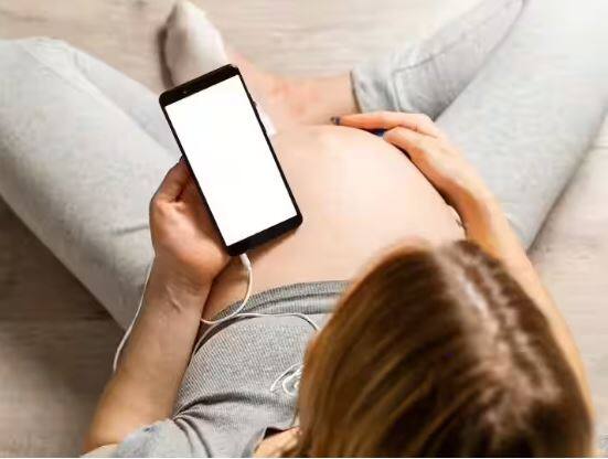 use-of-mobile-phones-can-be-dangerous-for-pregnant-women-know-experts-opinion-on-this ਗਰਭਵਤੀ ਔਰਤਾਂ ਲਈ ਮੋਬਾਈਲ ਦੀ ਵਰਤੋਂ ਹੋ ਸਕਦੀ ਖ਼ਤਰਨਾਕ...ਜਾਣੋ ਕੀ ਕਹਿੰਦੇ ਮਾਹਰ