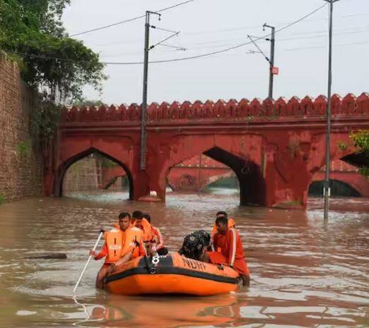 ਦਿੱਲੀ ਵਿੱਚ ਯਮੁਨਾ ਕਦੇ ਉਸ ਥਾਂ 'ਤੇ ਵਹਿੰਦੀ ਸੀ ਜਿੱਥੋਂ ਅੱਜ ਉਸ ਦਾ ਕੋਈ ਸਬੰਧ ਨਹੀਂ ਹੈ। ਪਰ ਇਸ ਵਾਰ ਦੇ ਹੜ੍ਹ ਵਿੱਚ ਯਮੁਨਾ ਫਿਰ ਤੋਂ ਆਪਣੇ ਦੋਸਤ ਨੂੰ ਮਿਲਣ ਪਹੁੰਚ ਗਈ ਹੈ।