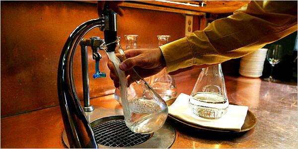 restaurant costs 12 thousands for dinner but gives tap water to drink Viral News: ਰੈਸਟੋਰੈਂਟ ਨੇ ਮਚਾ ਦਿੱਤੇ ਲੁੱਟ, 12000 ਰੁਪਏ 'ਚ ਪੀਣ ਲਈ ਦਿੰਦਾ ਹੈ ਟੈਂਕੀ ਦਾ ਪਾਣੀ!