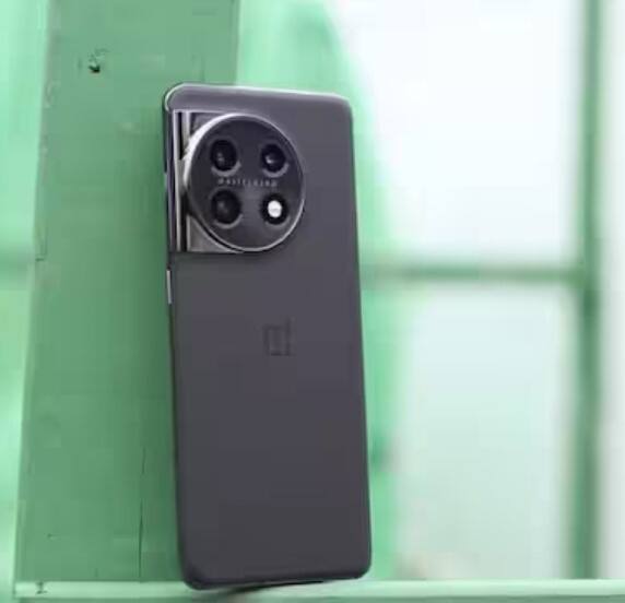 ਤੁਸੀਂ Amazon ਤੋਂ Oneplus 11 5G ਸਸਤੇ ਵਿੱਚ ਖਰੀਦ ਸਕਦੇ ਹੋ। ਜੇਕਰ ਤੁਸੀਂ ਆਈਸੀਆਈਸੀਆਈ ਅਤੇ ਐਸਬੀਆਈ ਬੈਂਕ ਦੇ ਕ੍ਰੈਡਿਟ ਕਾਰਡ ਨਾਲ ਸਮਾਰਟਫੋਨ ਖਰੀਦਦੇ ਹੋ, ਤਾਂ ਤੁਹਾਨੂੰ ਛੋਟ ਮਿਲੇਗੀ। ਇਸ ਫੋਨ ਵਿੱਚ 5000 mAh ਦੀ ਬੈਟਰੀ, 50MP ਪ੍ਰਾਇਮਰੀ ਕੈਮਰਾ, 48MP ਅਲਟਰਾਵਾਈਡ ਕੈਮਰਾ ਅਤੇ 32MP ਟੈਲੀਫੋਟੋ ਲੈਂਸ ਹੈ।