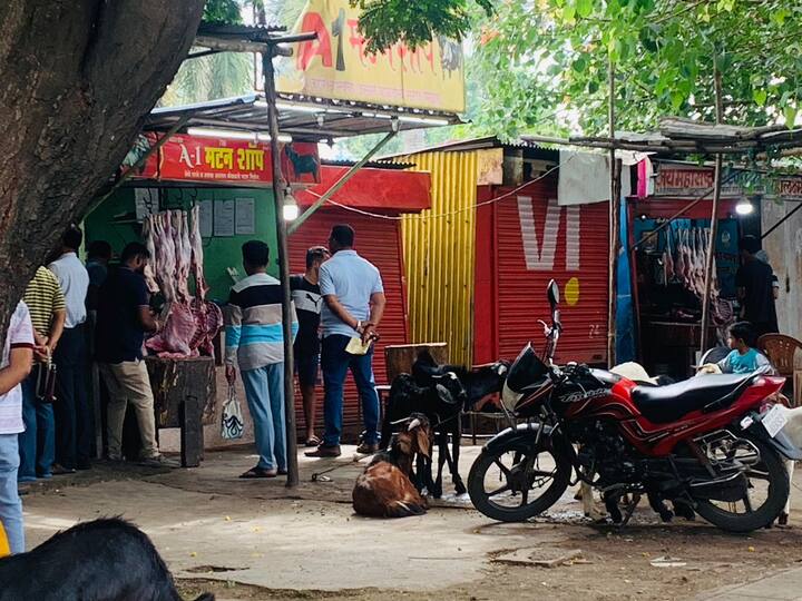 त्यामुळे आज मांसाहार प्रेमींनी सकाळपासूनच मटण आणि चिकन च्या दुकानाबाहेर रांगा लावल्याचे दिसून आले आहे.