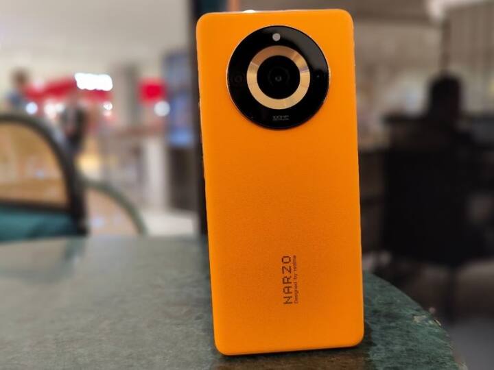 हाल ही में लॉन्च हुए Realme Narzo 60 स्मार्टफोन को आप अमेजन से 1,000 रुपये सस्ते में खरीद सकते हैं. वैसे इस फोन की कीमत 17,999 रुपये है. फोन में 64MP का प्राइमरी कैमरा, MediaTek Dimensity 6020 प्रोसेसर और 5000 एमएएच की बैटरी मिलती है.