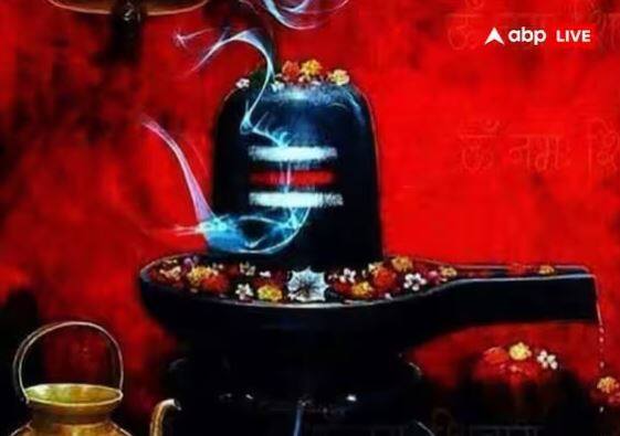 ਇਸ ਦਿਨ ਸ਼ਿਵਲਿੰਗ 'ਤੇ ਦਹੀਂ ਚੜ੍ਹਾਉਣਾ ਵੀ ਬਹੁਤ ਸ਼ੁਭ ਮੰਨਿਆ ਜਾਂਦਾ ਹੈ। ਸਾਵਣ ਦੇ ਸੋਮਵਾਰ ਨੂੰ ਸ਼ਿਵ ਨੂੰ ਦਹੀਂ ਚੜ੍ਹਾਉਣ ਨਾਲ ਰਸਤੇ ਵਿੱਚ ਆਉਣ ਵਾਲੀਆਂ ਸਾਰੀਆਂ ਰੁਕਾਵਟਾਂ ਦੂਰ ਹੋ ਜਾਂਦੀਆਂ ਹਨ।