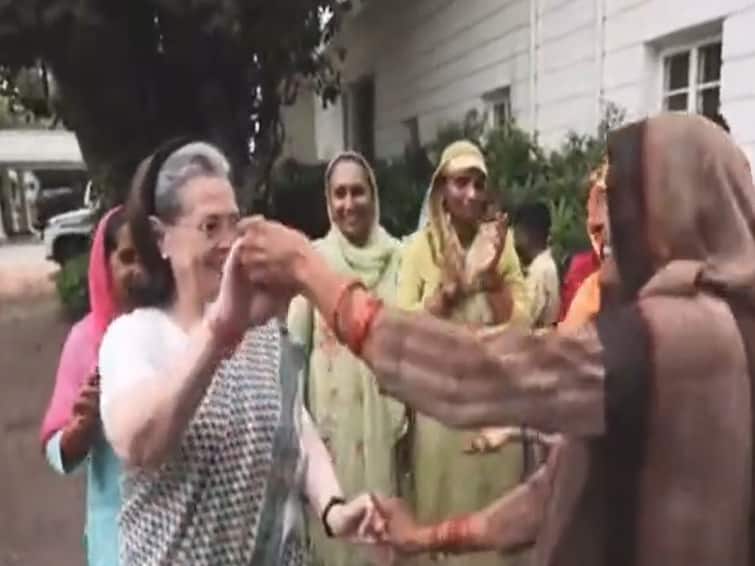 Congress Leader Sonia Gandhi Joins Women Farmers From Haryana In Dance Watch Video 'This Video Is Pure Joy': Sonia Gandhi Seen Dancing With Women Farmers From Haryana. Watch