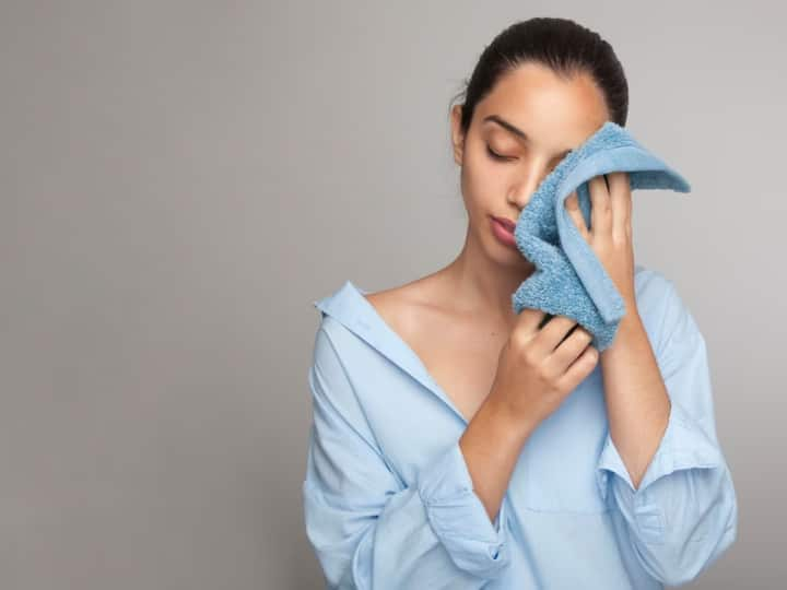 Never Wipe Your Wet Face With Towel Know Why This Should Not Be Done चेहरा धोकर तौलिए से पोंछते हैं आप? जानिए ऐसा क्यों नहीं करना चाहिए?