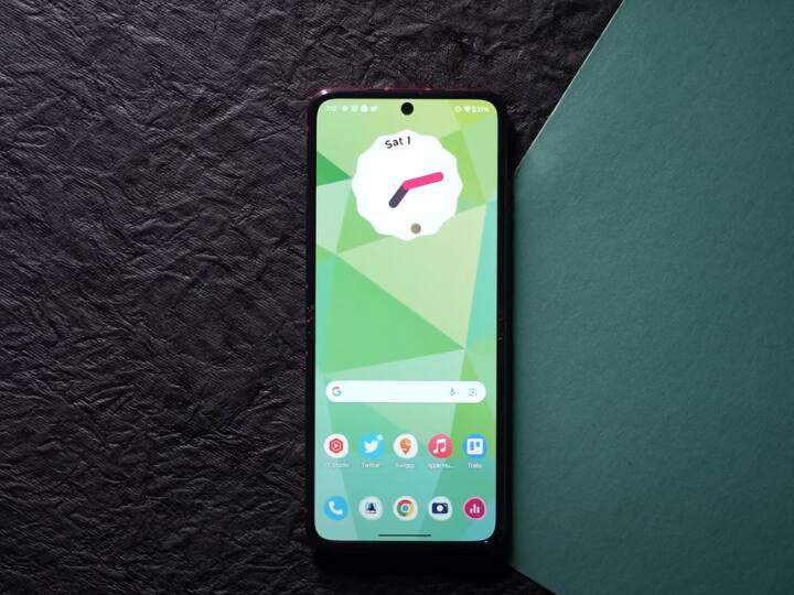 अगर आप Motorola Razr 40 ultra स्मार्टफोन को अमेजन से ख़रीदते हैं तो आप 7,000 रुपये की बचत अभी सेल में कर सकते हैं. कंपनी आईसीआईसीआई बैंक के क्रेडिट कार्ड पर 7 हजार और SBI के क्रेडिट कार्ड पर 6,250 रुपये का डिस्काउंट दे रही है. वैसे मोबाइल फोन की कीमत 89,999 रुपये है.