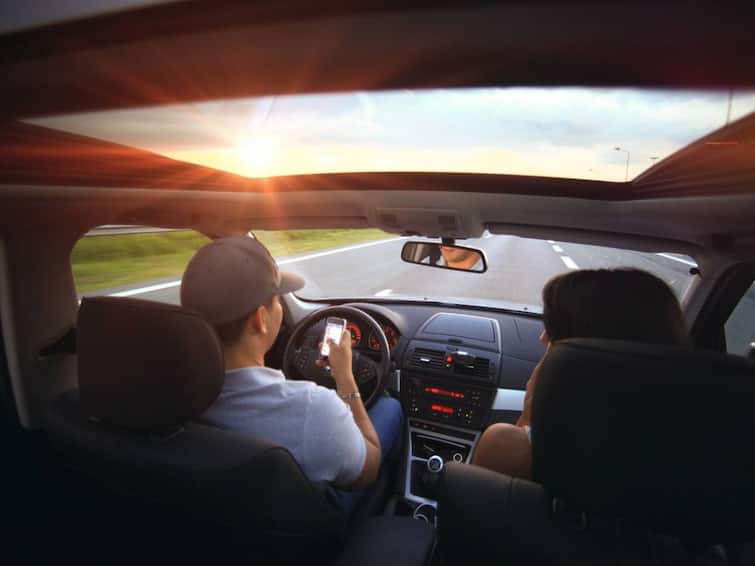 6 things you should never leave in your car for so long Car Safety Tips: కారులో ఉంచకూడని 6 వస్తువులు ఇవే- ఇంతకీ వాటితో కలిగే సమస్యలు ఏంటంటే?