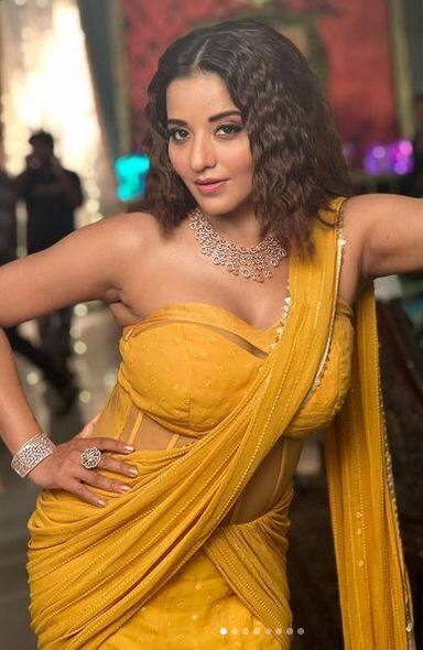 ਮੋਨਾਲੀਸਾ ਸੋਸ਼ਲ ਮੀਡੀਆ 'ਤੇ ਆਪਣੇ ਕਿਲਰ ਲੁੱਕ ਅਤੇ ਬੋਲਡ ਲੁੱਕ ਨਾਲ ਆਪਣੇ ਪ੍ਰਸ਼ੰਸਕਾਂ ਦੇ ਦਿਲਾਂ ਨੂੰ ਛੂਹ ਰਹੀ ਹੈ। ਹਾਲ ਹੀ 'ਚ ਅਦਾਕਾਰਾ ਨੇ ਪੀਲੀ ਸਾੜੀ 'ਚ ਆਪਣੀਆਂ ਕੁਝ ਤਸਵੀਰਾਂ ਸੋਸ਼ਲ 'ਤੇ ਪੋਸਟ ਕੀਤੀਆਂ ਹਨ। ਇਨ੍ਹਾਂ ਤਸਵੀਰਾਂ ਨੂੰ ਦੇਖ ਕੇ ਪ੍ਰਸ਼ੰਸਕਾਂ ਦੇ ਦਿਲਾਂ ਦੀ ਧੜਕਣ ਵੀ 'ਬੇਕਾਬੂ' ਹੋ ਗਈ ਹੈ।