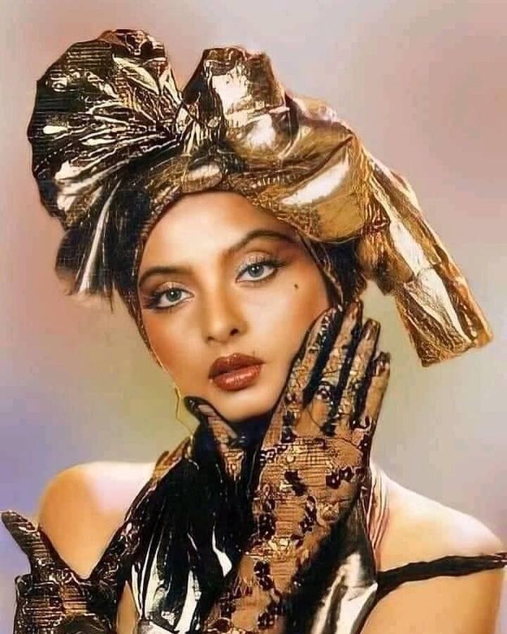 इस बात से तो सभी वाकिफ हैं कि रेखा बहुत छोटी थीं तभी उनके माता-पिता अलग हो गए थे. जिसकी वजह से एक्ट्रेस ने घर चलाने के लिए कम उम्र में ही काम शुरू कर दिया.