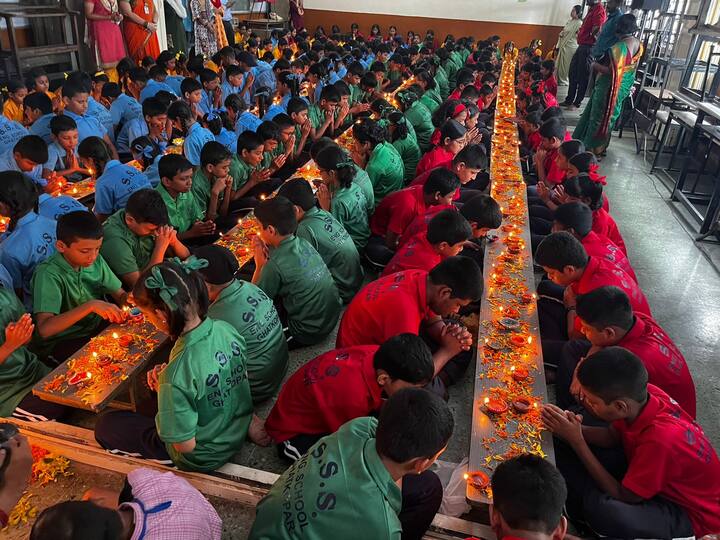 त्यात मातीचे, चिनी मातीचे, दगडाच्या विविध प्रकाराचे, विविध धातूच्या दिव्याचा त्यात समावेश होता.