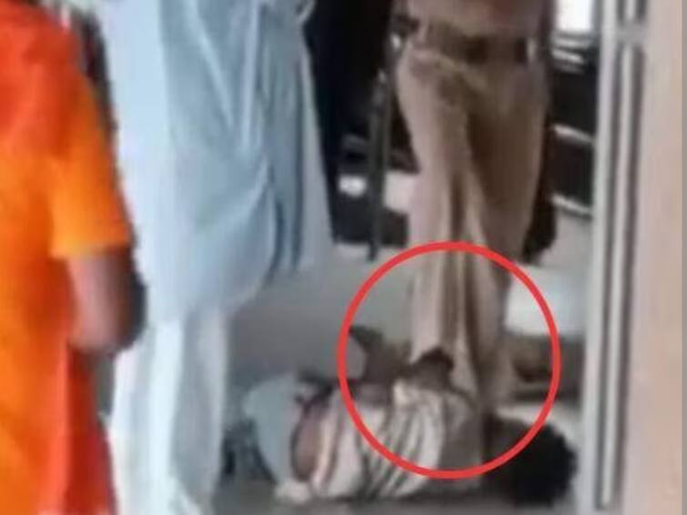 Watch Railway police trampled a child lying on the platform Video going viral Watch: பிளாட்பாரத்தில் படுத்திருந்த குழந்தையை எட்டி மிதித்த ரயில்வே போலீஸ்… ஷாக் வீடியோ!