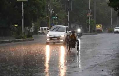 ગાંધીનગર: ગુજરાતમાં ફરી વરસાદ વરસશે. હવામાન વિભાગે આ આગાહી કરી છે. હવામાન વિભાગના જણાવ્યા અનુસાર, 21 જુલાઈ સુધી ગુજરાતમાં ભારેથી અતિભારે વરસાદ વરસશે. સૌરાષ્ટ્ર-કચ્છમાં જળબંબાકાર થશે.