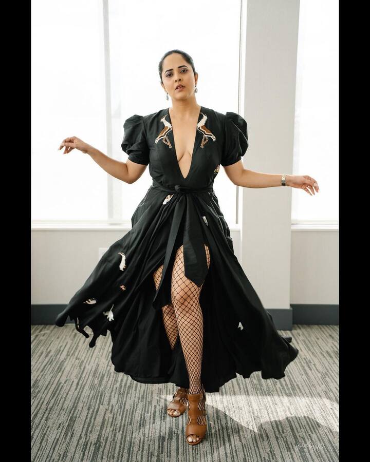 హాలీవుడ్ స్టార్‌కు పోటీ ఇచ్చేలా ఉంది అనసూయ భరద్వాజ్.