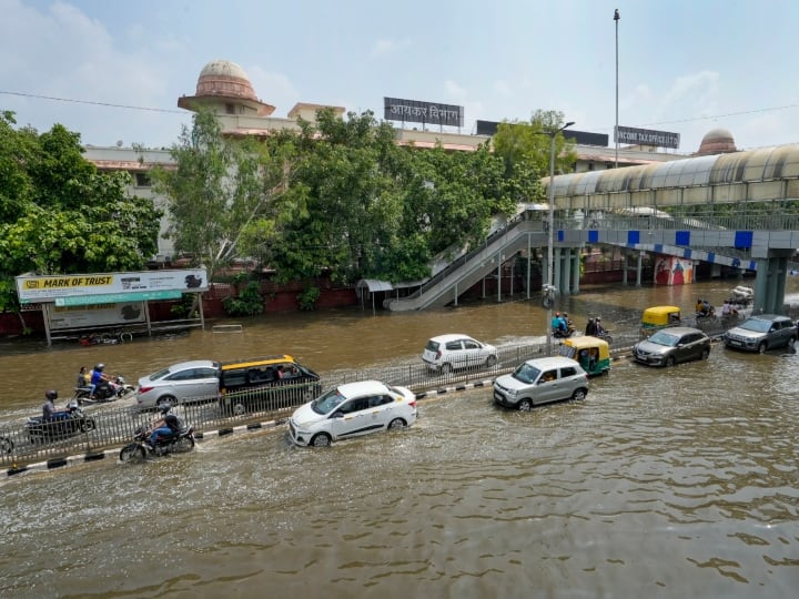Delhi Floods: बाढ़ से राहत, ISBT कश्मीरी गेट-तिमारपुर समेत कई मार्ग खुले, इन मार्गों पर अभी आवाजाही बंद Delhites gets Relief from flood many routes including ISBT Kashmiri Gate Timarpur opened for traffic Delhi Floods: बाढ़ से राहत, ISBT कश्मीरी गेट-तिमारपुर समेत कई मार्ग खुले, इन मार्गों पर अभी आवाजाही बंद