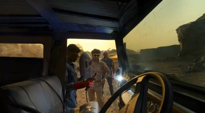 ரஜினிகாந்தின் மாஸான வசனத்துடன் தொடங்கும் இப்பாடலுக்கு சூப்பர் சுப்பு என்பவர் வரிகளை எழுதியுள்ளார்.