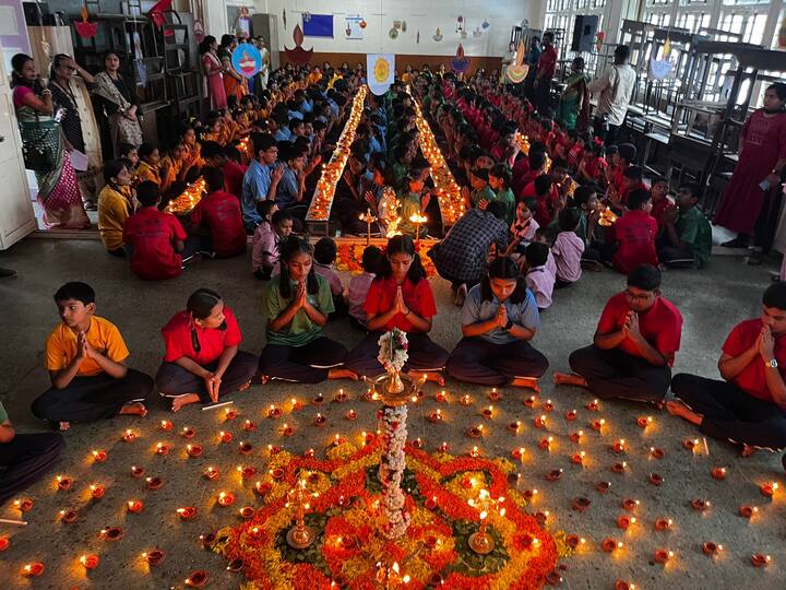 आषाढी अमावस्या किंवा दीप अमावस्या ही आषाढ महिन्यातील अखेरीस येणाऱ्या अमावस्येला म्हटलं जातं.