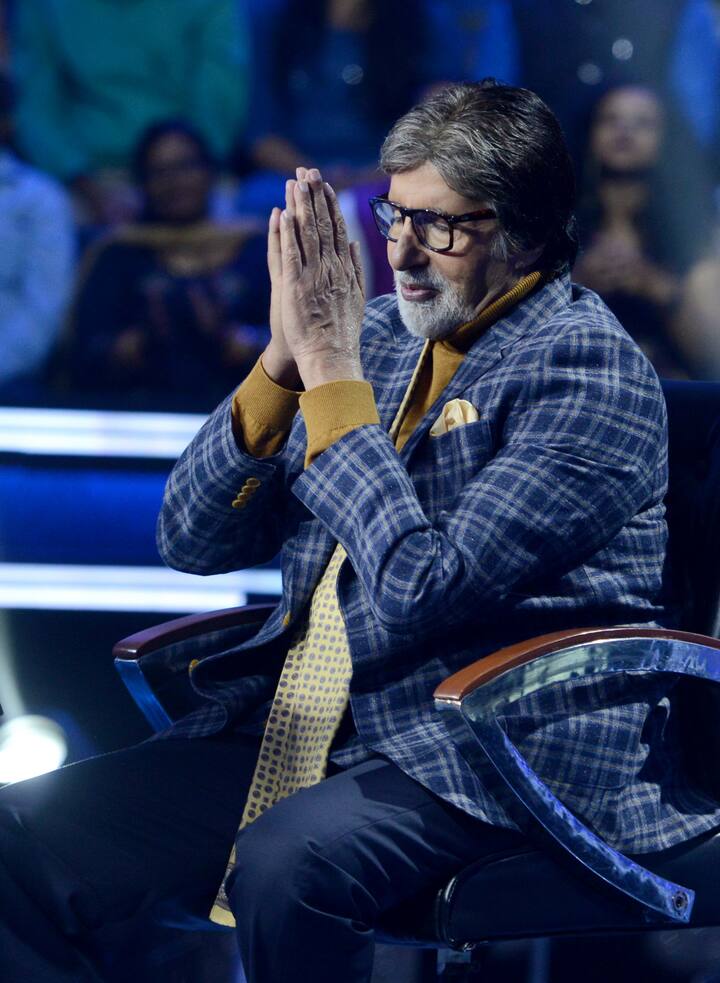 कहा जाता है कि राजीव और अमिताभ की बचपन से ही दोस्ती रही है. राजीव गांधी विदेश से भी अमिताभ बच्चन को खत लिखा करते थे. साथ ही राजीव और सोनिया की शादी के वक्त अमिताभ बच्चन के परिवार ने अहम भूमिका निभाई थी. इन दोनों परिवार के संबंधों के कई दिलचस्प किस्से हैं. ऐसा ही एक किस्सा आज आपको बताते हैं जब मुश्किल में फंसे अमिताभ ने राजीव को संदेश भिजवाया था और राजीव गांधी ने फौरन उनके लिए कपड़ों का इंतजाम किया था.