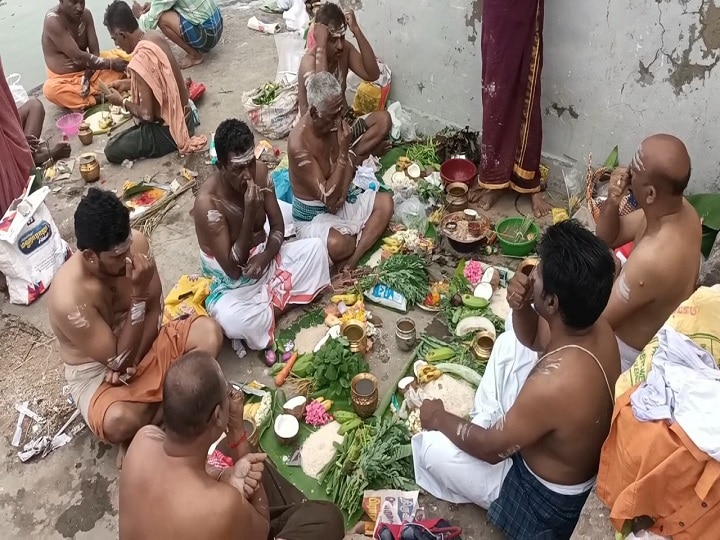 Aadi Amavasai 2023: திருவாரூர் தியாகராஜர் கோயில் கமலாலயக் குளக்கரையில்  முன்னோர்களுக்கு தர்ப்பணம்