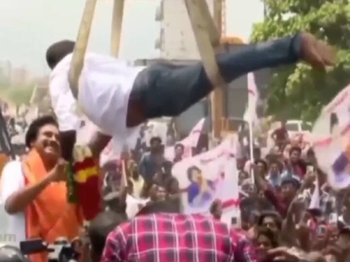 Janasena news: Pawan kalyan fan reaches hanging with crane in a road show in renigunta Pawan Kalyan: పవన్ కల్యాణ్ టూర్‌లో ‘జయం’ మూవీ సీన్, హీరో నితిన్‌ని తలపించిన అభిమాని