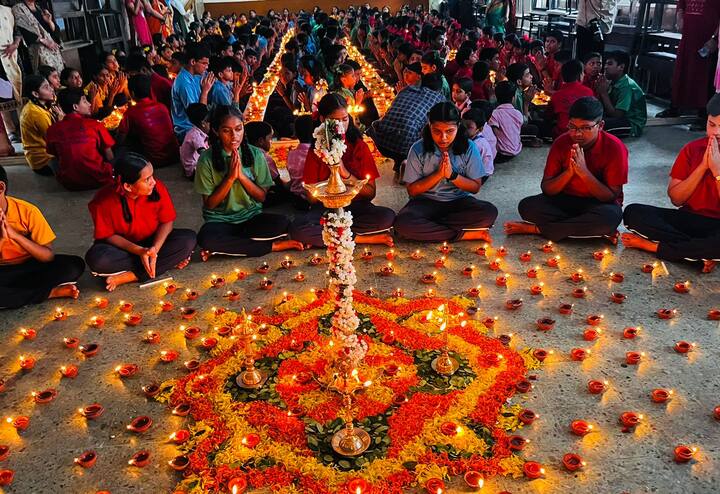 या दिव्याची पूजा करून अधर्माकडून धर्माकडून, दु:खाकडून सुखाकडे प्रवास व्हावा अशी मनोकामना केली जाते.