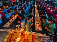 Aashadh Deep Amavasya 2023 : आषाढ दीप अमावस्या निमित्त शेकडो विद्यार्थ्यांनी केलं दिव्यांचं पूजन...