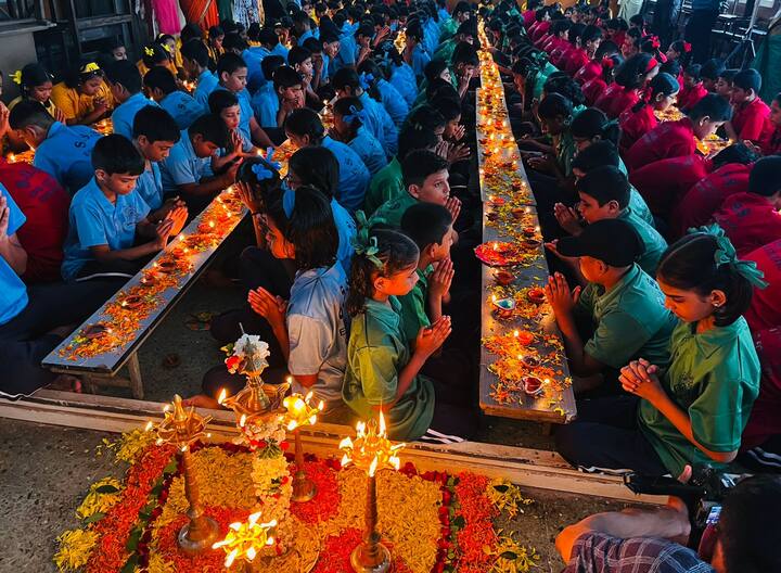 या कार्यक्रमात एका टेबलावर विविध आकाराच्या विविध धातूच्या दीवे पेटविण्यात आले होते.