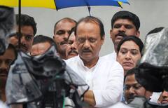 Maharashtra: चाचा शरद पवार से मुलाकात के बाद मुस्कुराते दिखे अजित पवार, बॉडी लैंग्वेज के कई सियासी मायने?